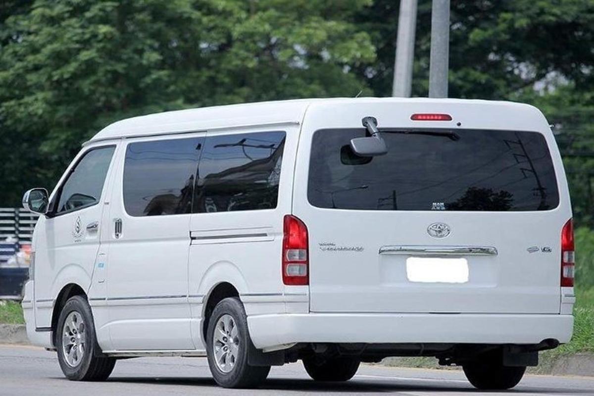 Bel kombi se vozi po ulici