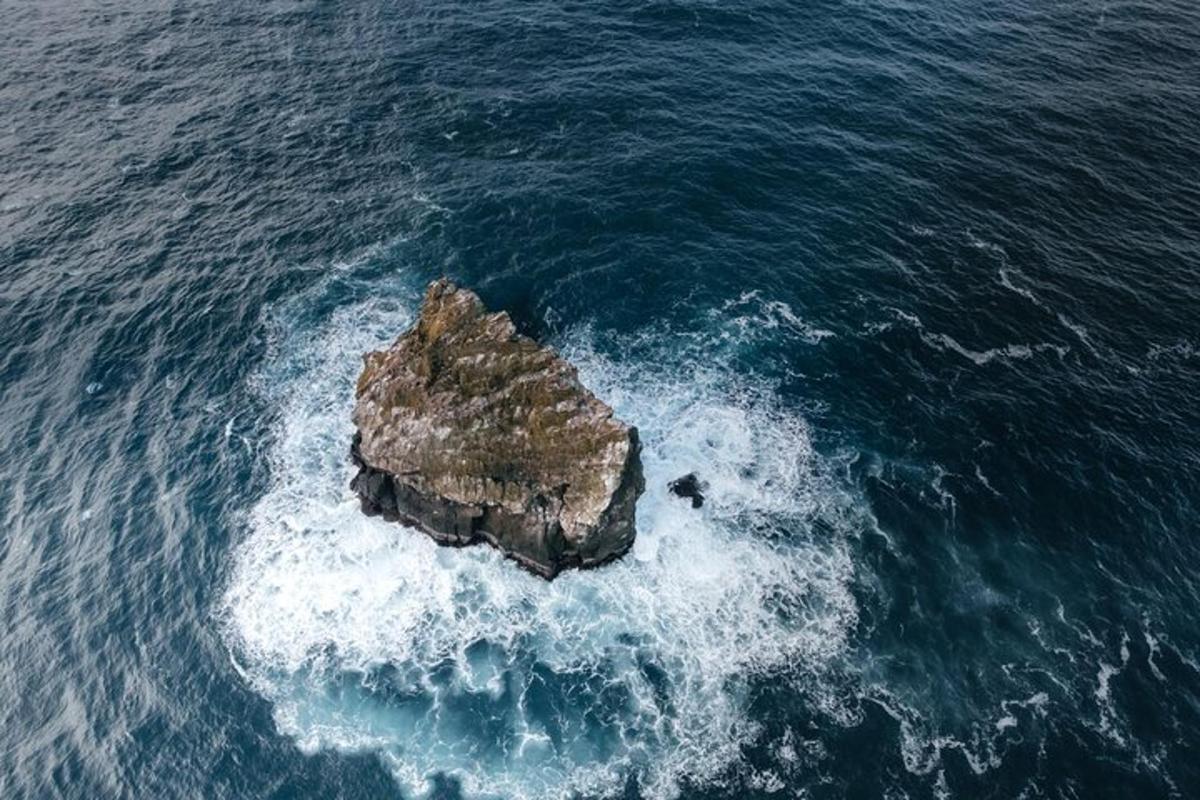 海の真ん中にある岩