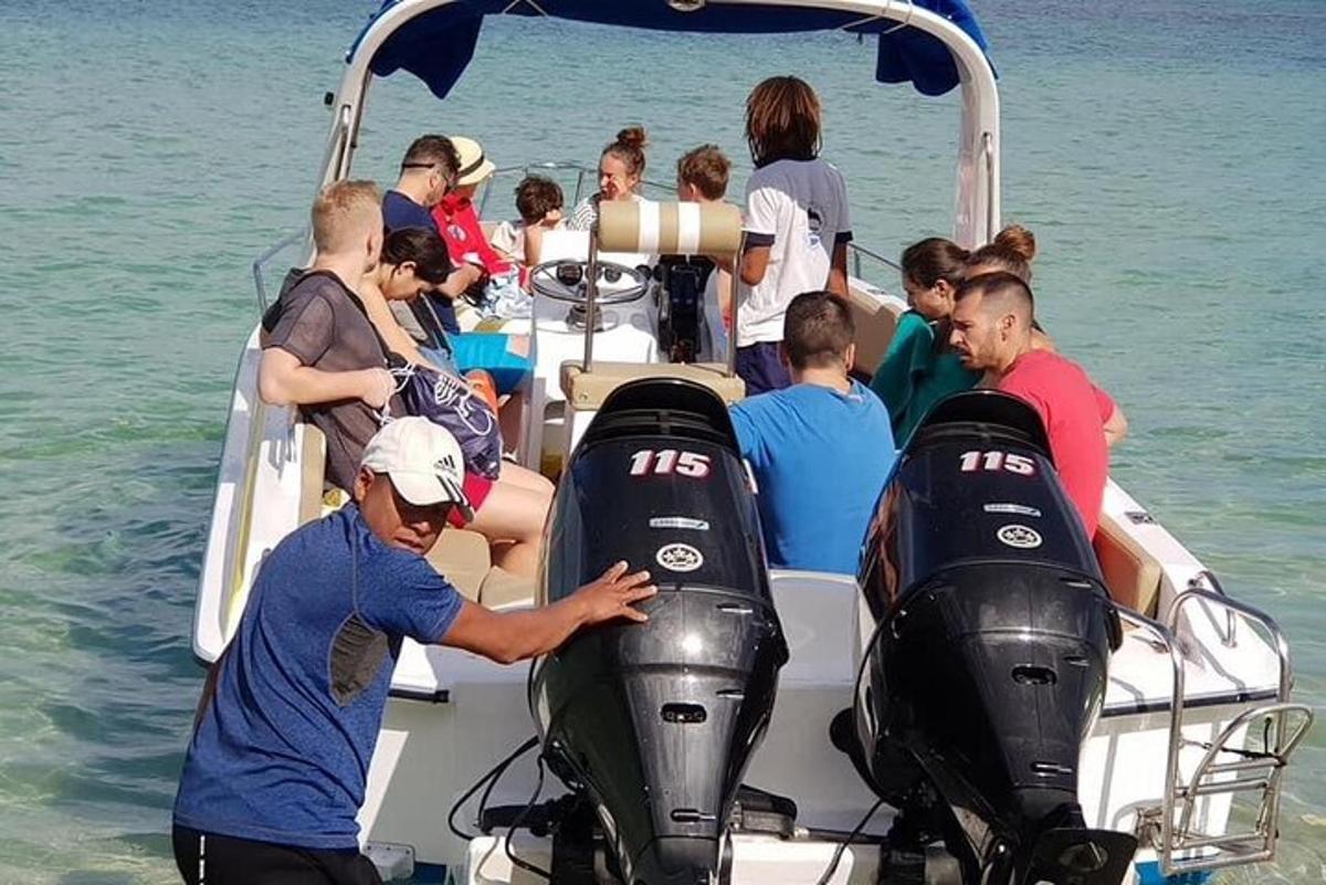 μια ομάδα ανθρώπων σε μια βάρκα στο νερό