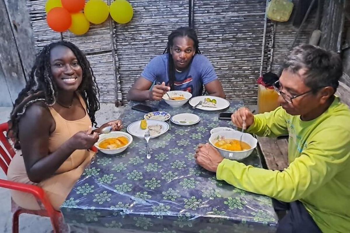 um grupo de pessoas sentadas à mesa comendo comida