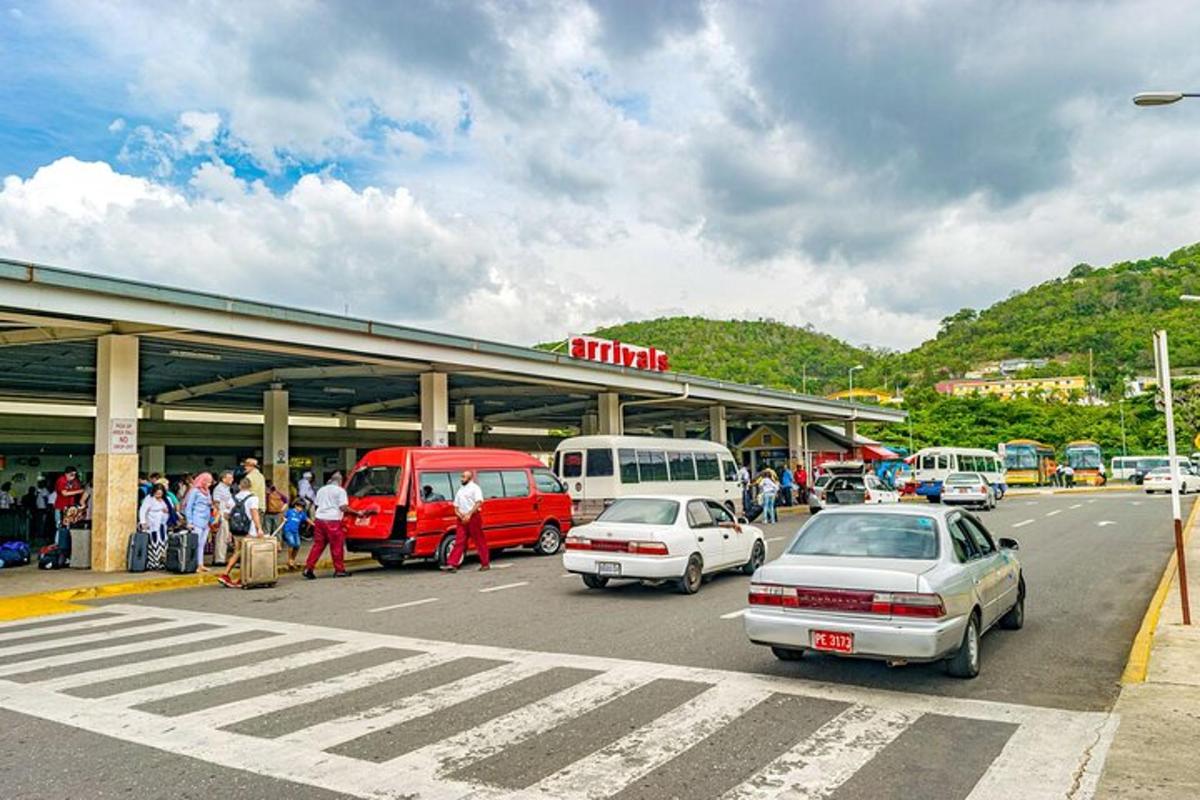 skupina aut zaparkovaných u čerpací stanice