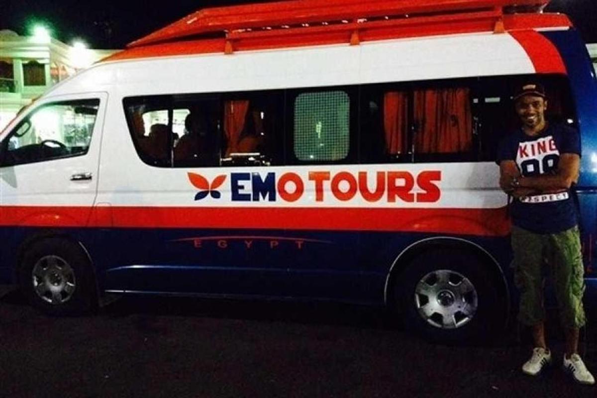 ένας άντρας στέκεται μπροστά από ένα βαν