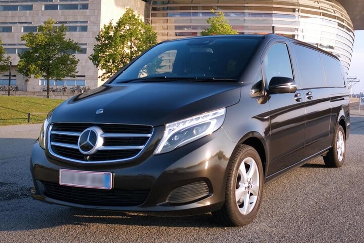 sininen Mercedes-Benz-pakettiauto pysäköitynä pysäköintialueelle