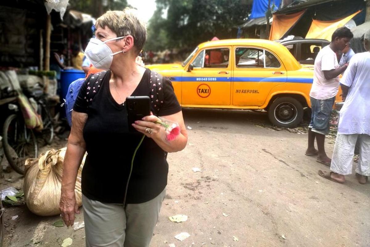 uma mulher usando uma máscara parada na rua