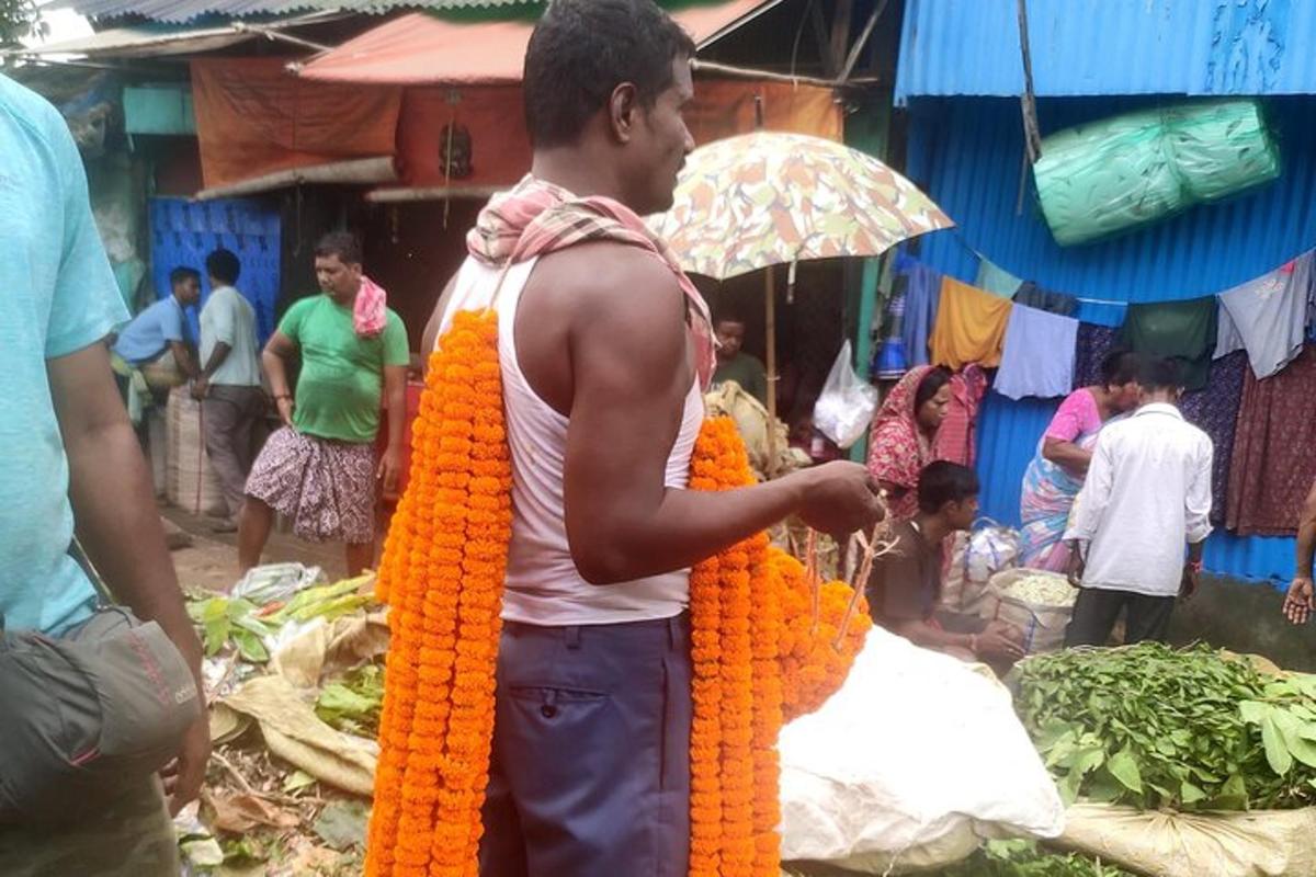 um homem segurando um guarda-chuva em um mercado
