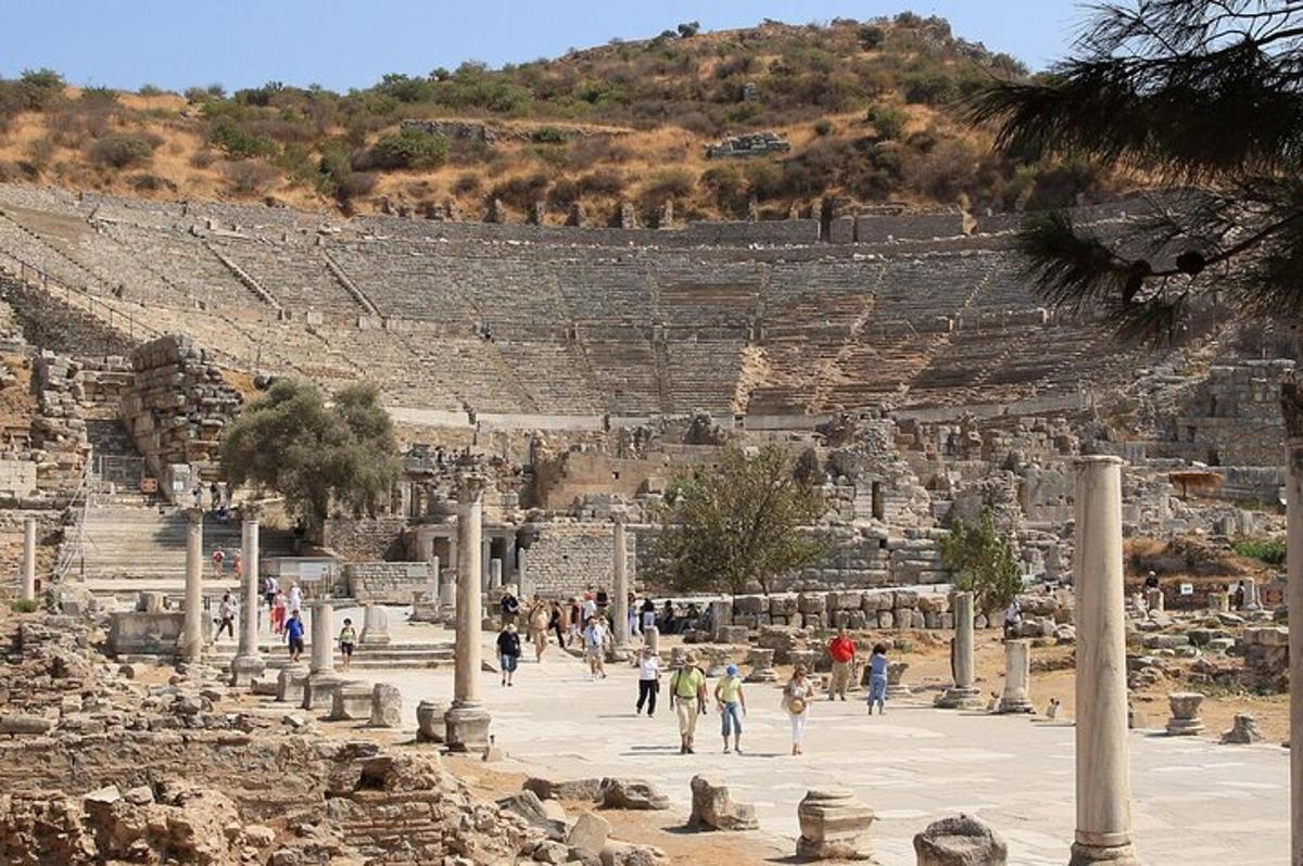 un gruppo di persone che camminano in un anfiteatro
