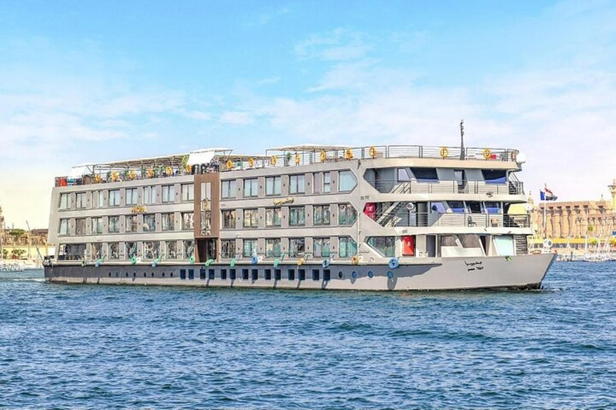 un gran creuer a l'aigua al costat d'un edifici