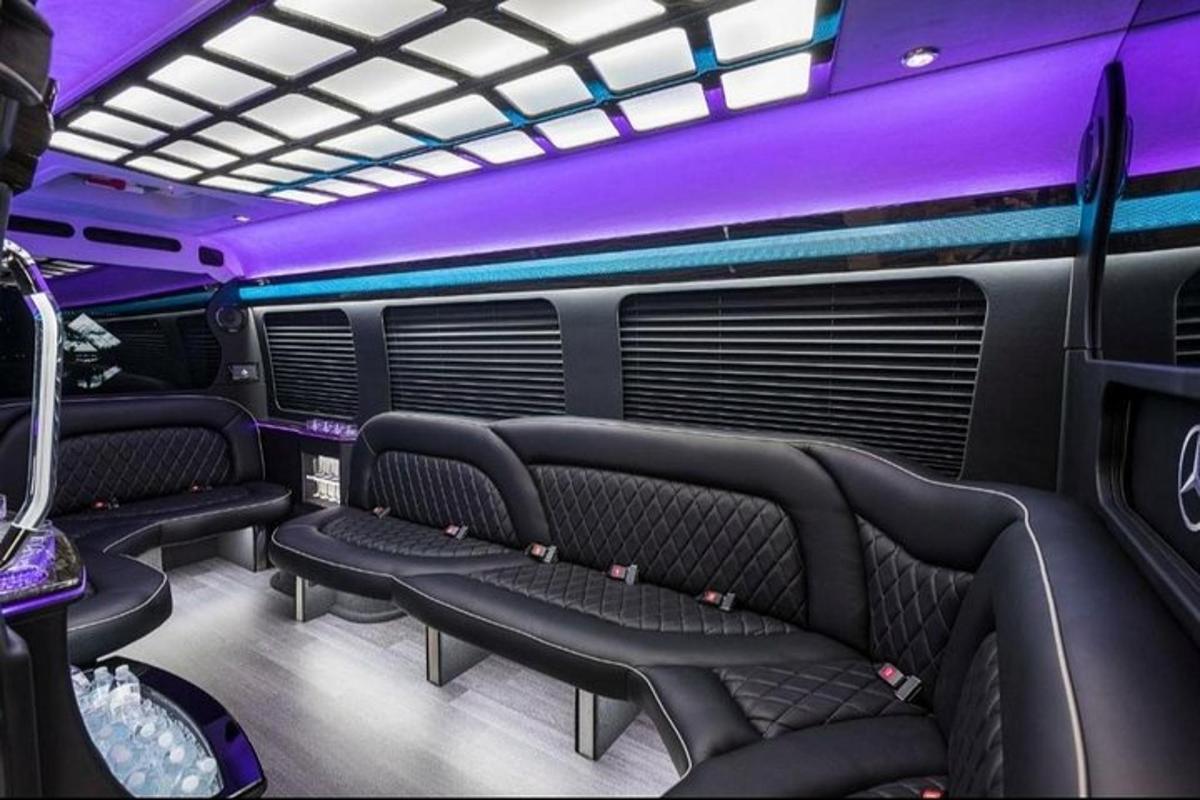 autobus s černými sedadly ve fialové místnosti