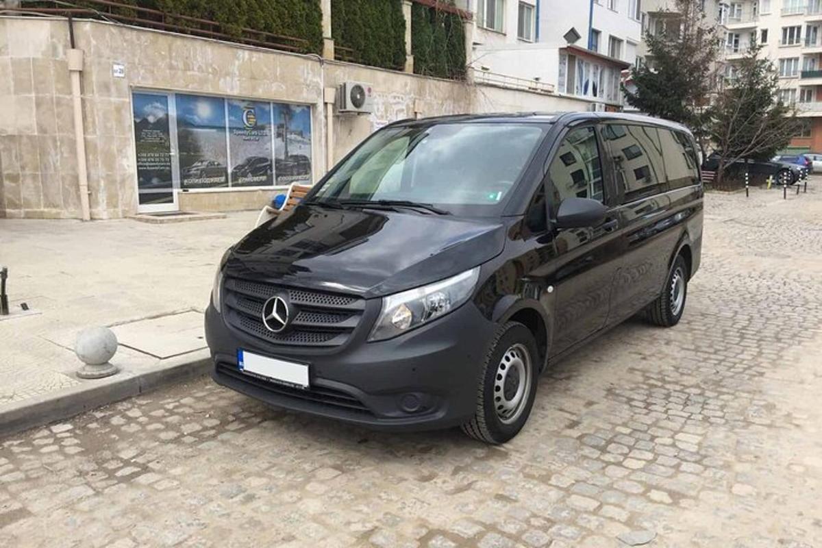malá černá dodávka zaparkovaná na ulici
