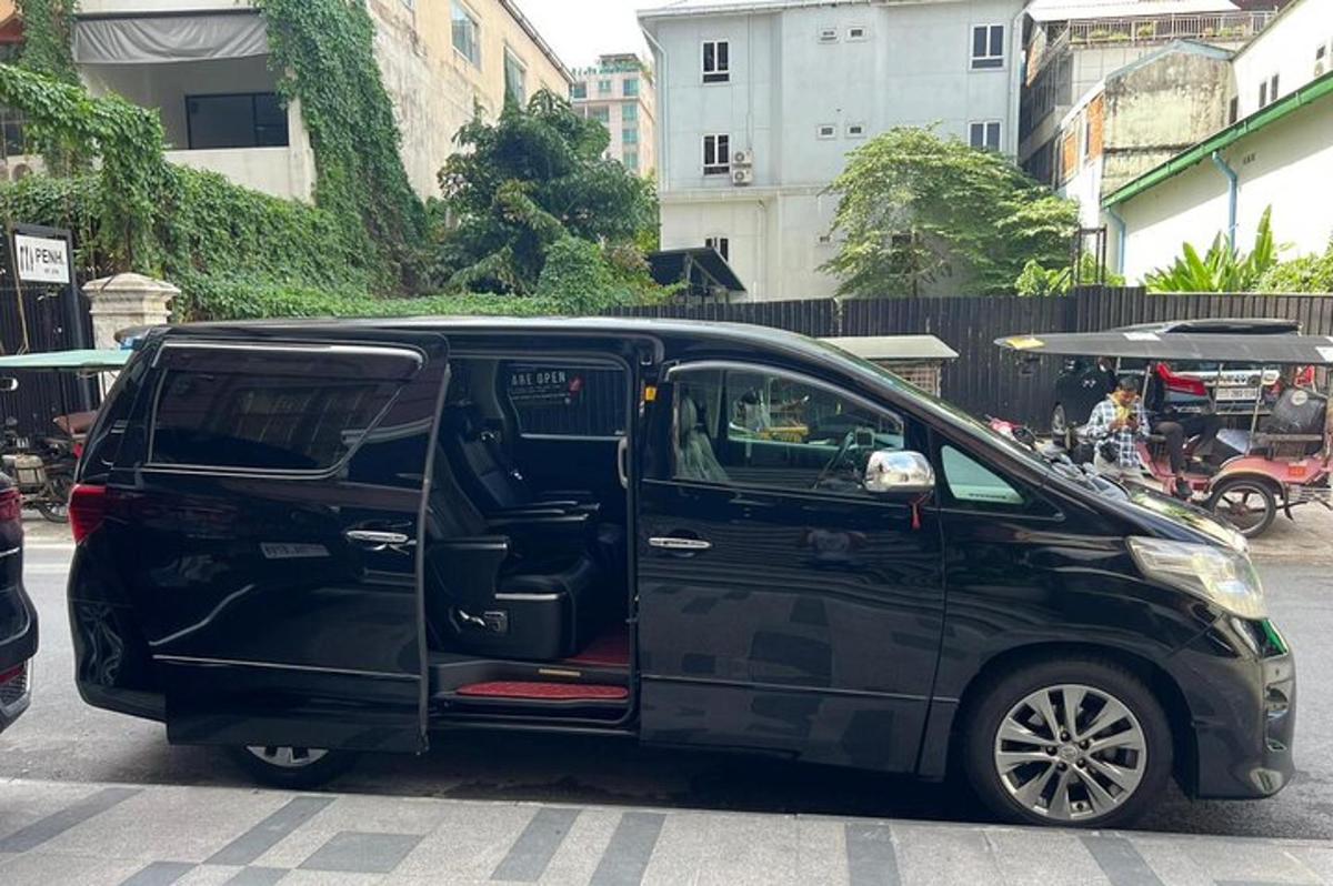 crni kombi s otvorenim vratima na ulici