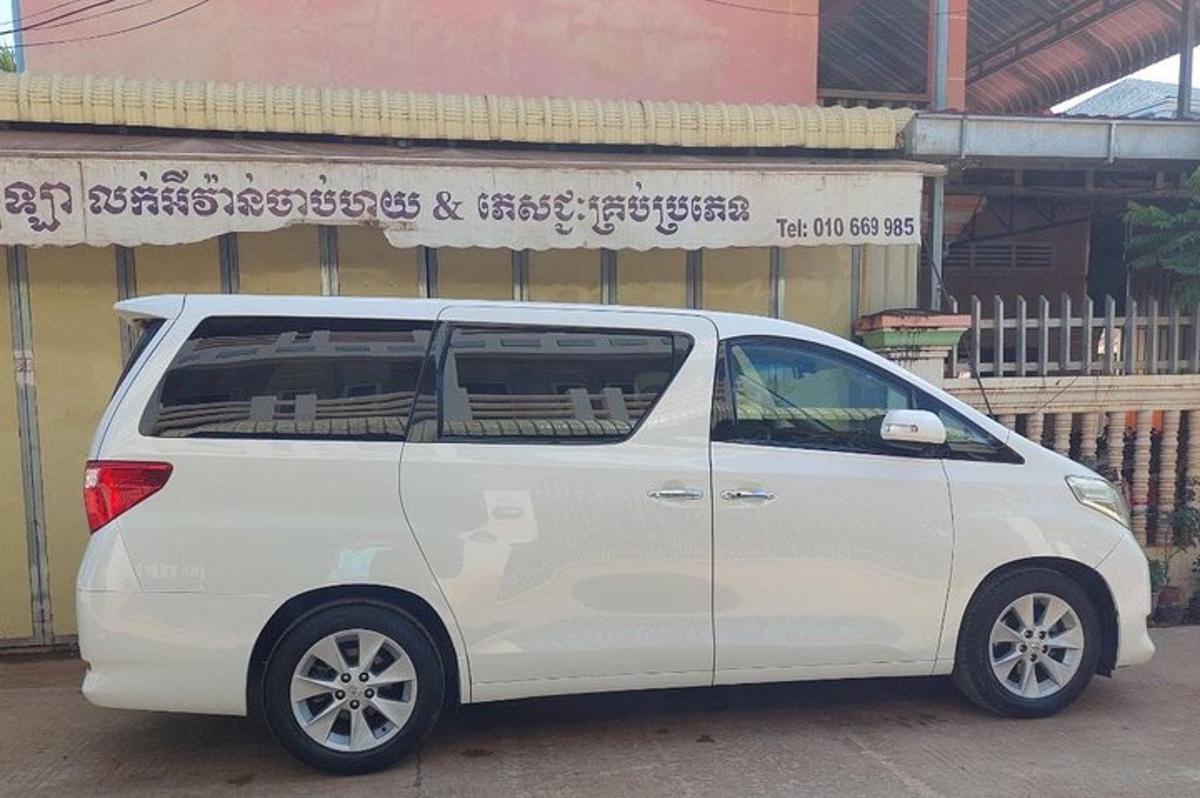 một chiếc xe màu trắng đỗ trước một tòa nhà