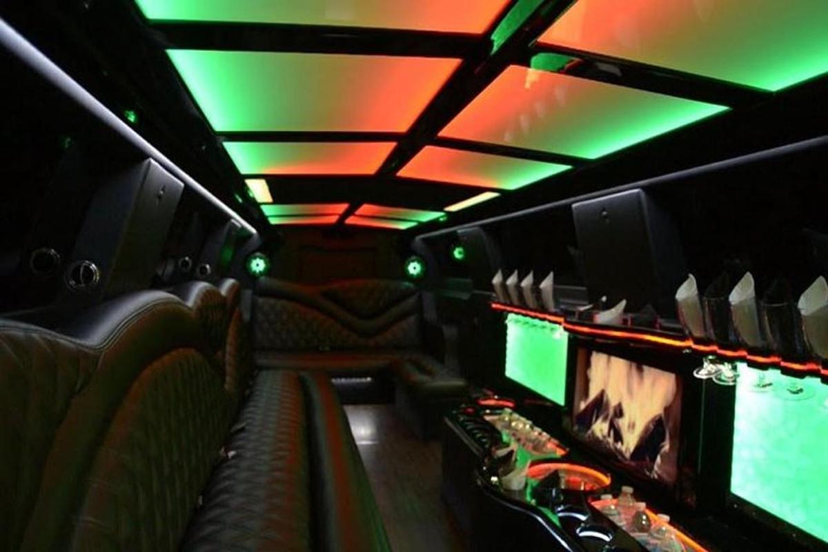 prázdný autobus se zelenými světly a sedadly