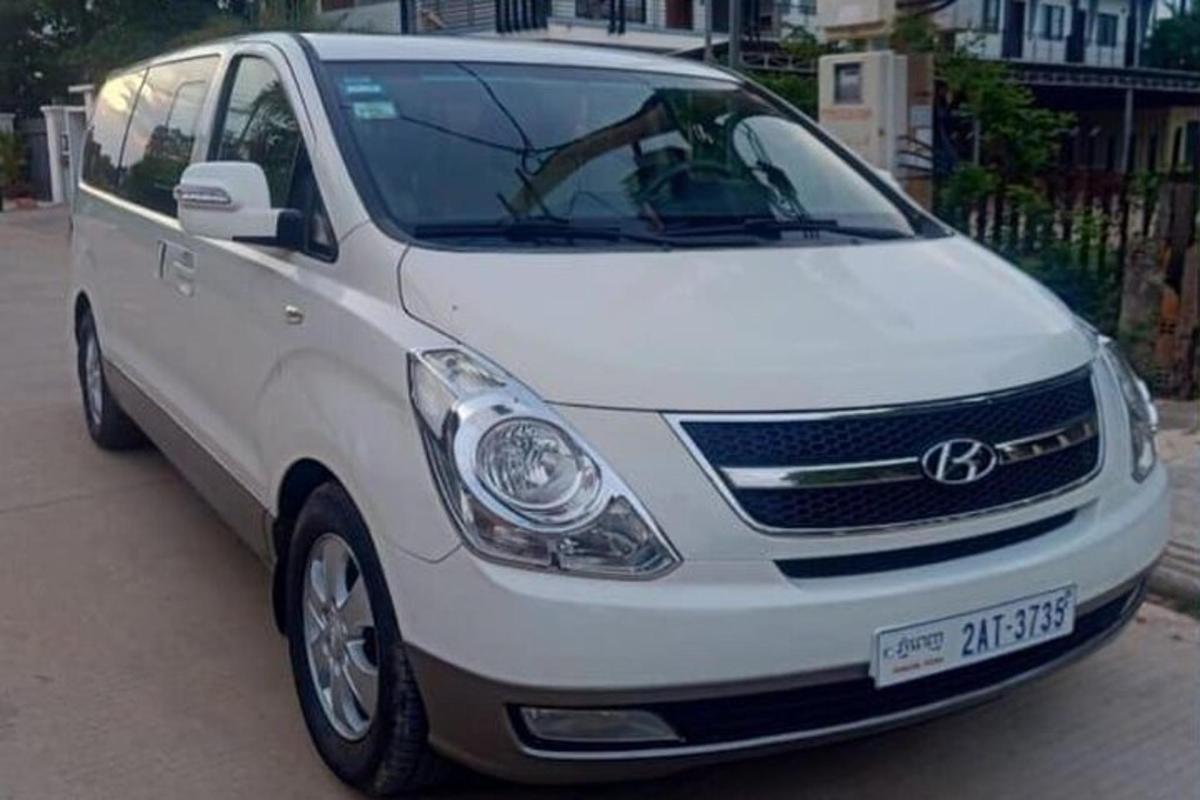 một chiếc xe tải màu trắng đỗ bên lề đường