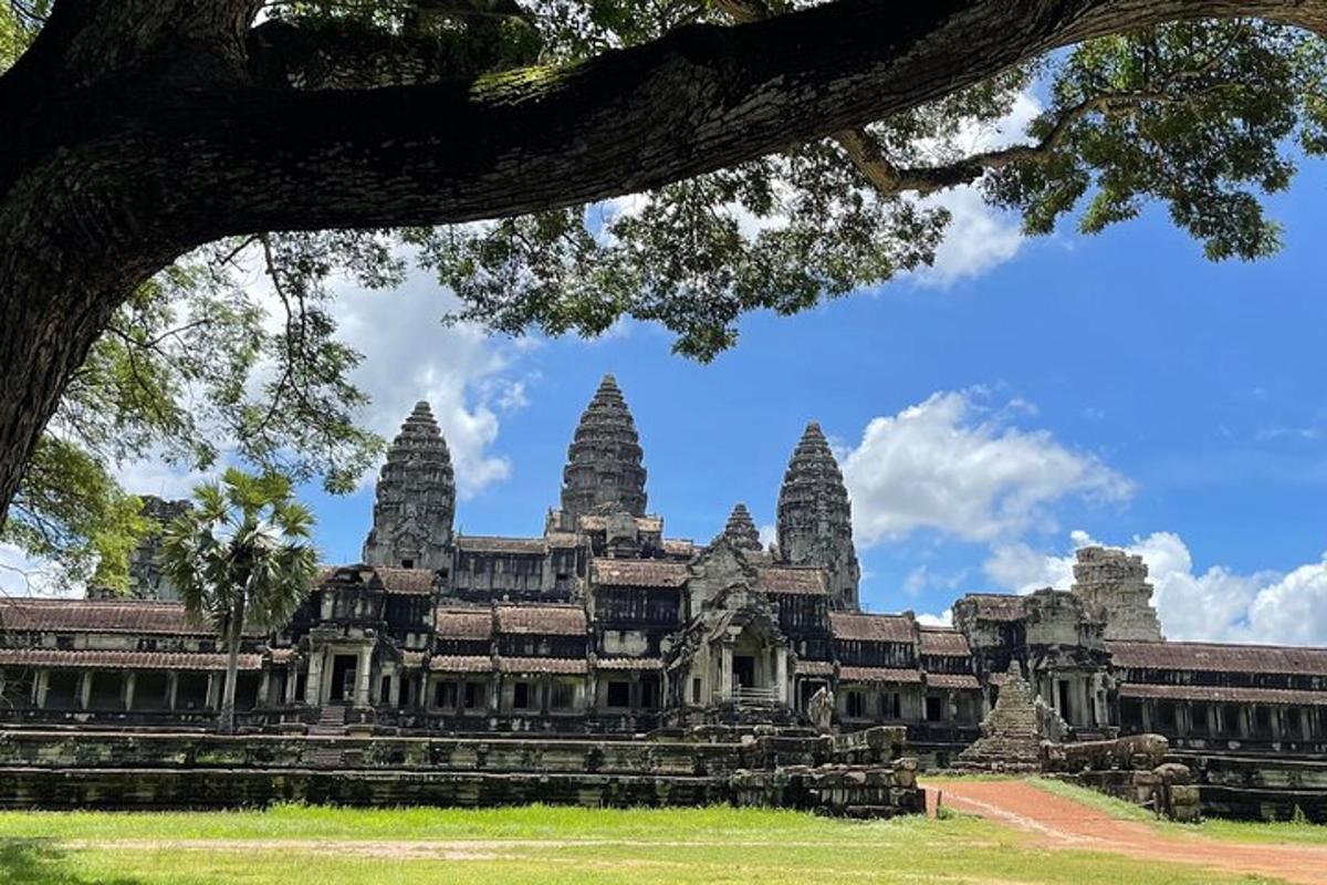 isang tanawin ng mga guho ng isang sinaunang templo