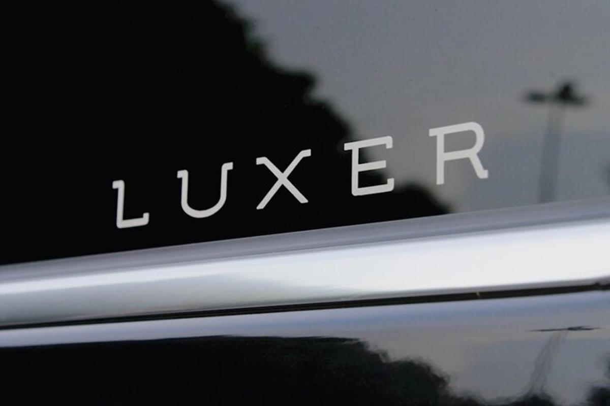 detailní záběr na bok auta s nápisem „luxury“