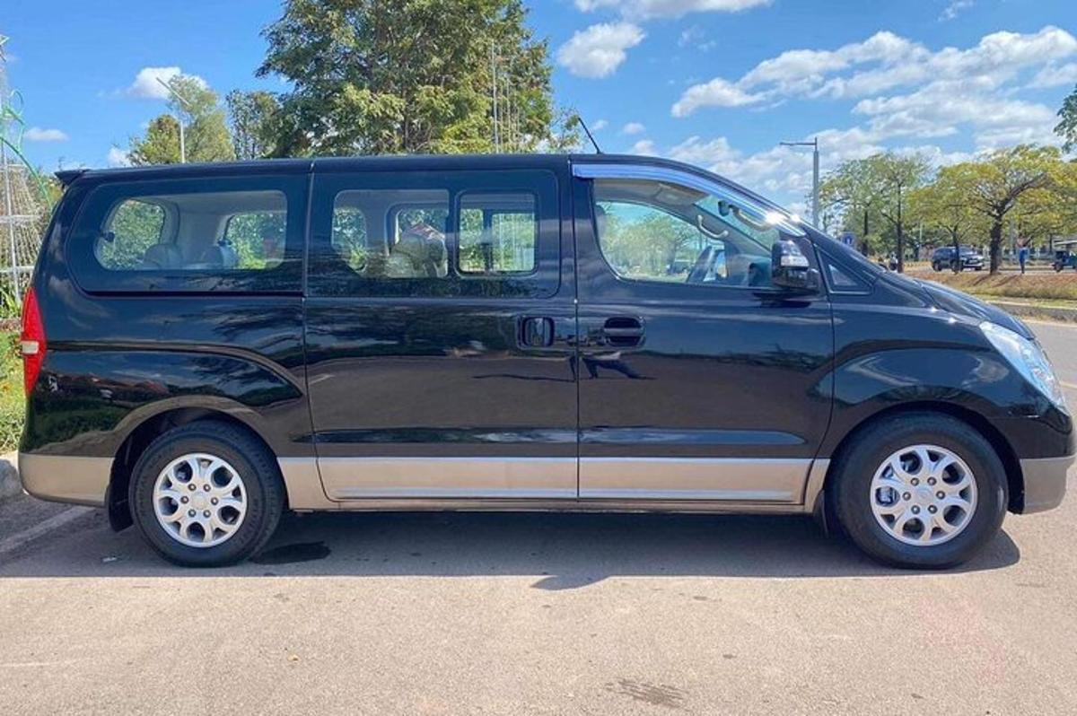 sebuah van hitam diletakkan di tempat letak kereta
