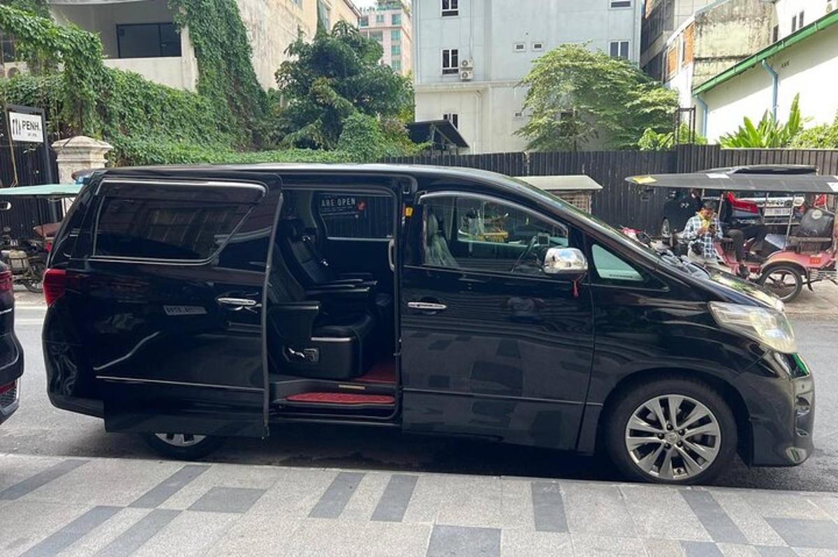 sebuah van hitam dengan pintu terbuka di jalan