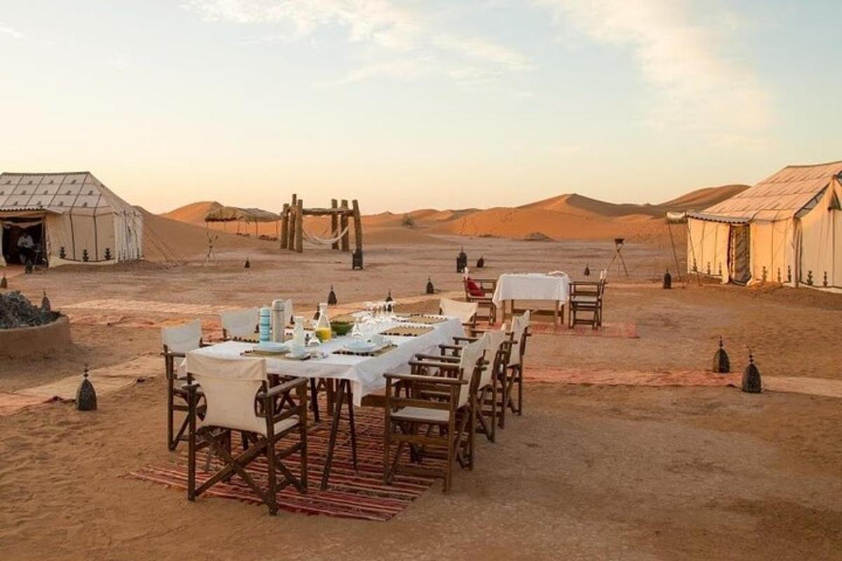 Un grupo de mesas y sillas en el desierto.