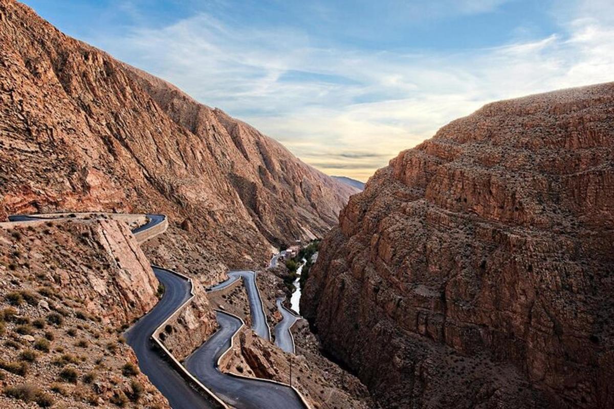 una vista de un camino sinuoso en un cañón