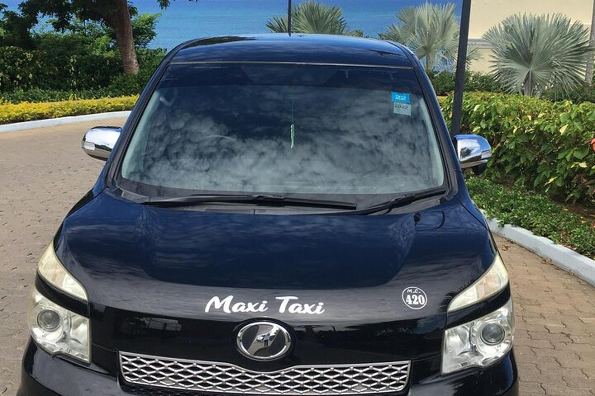 un'auto blu è parcheggiata su una strada
