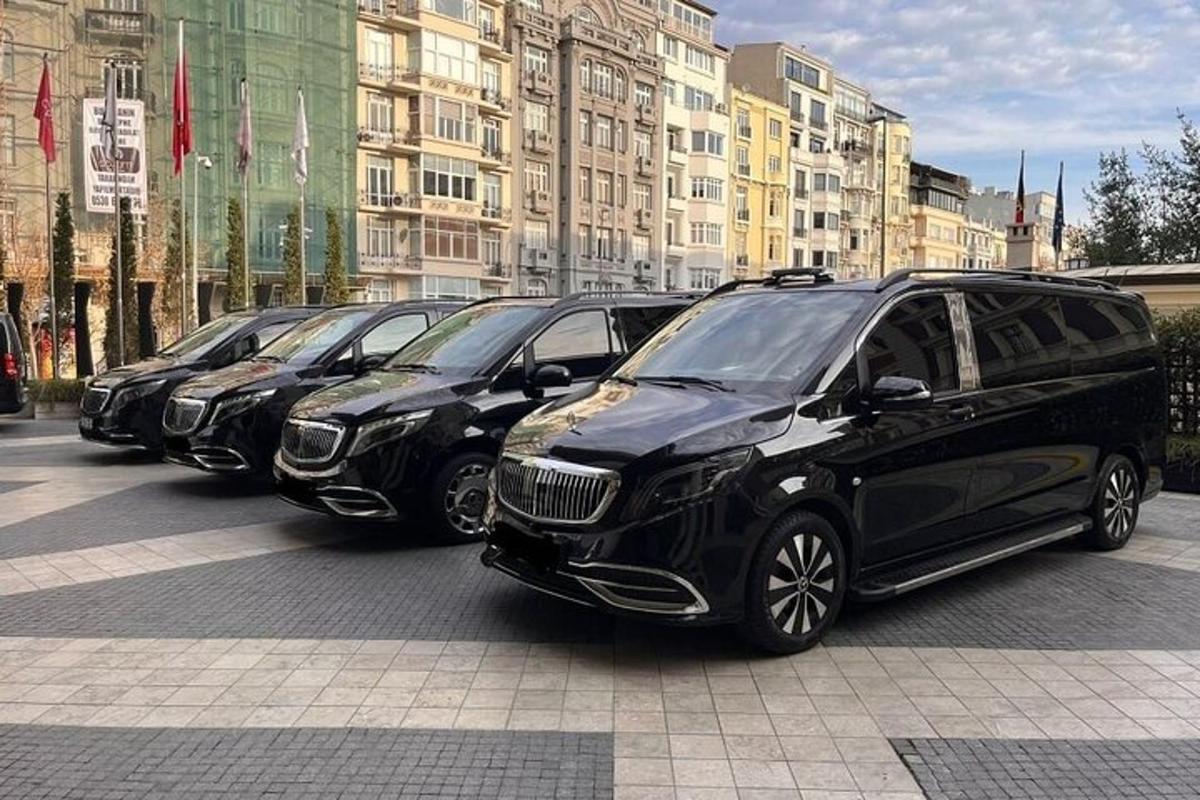 uma fileira de carros pretos estacionados em um estacionamento