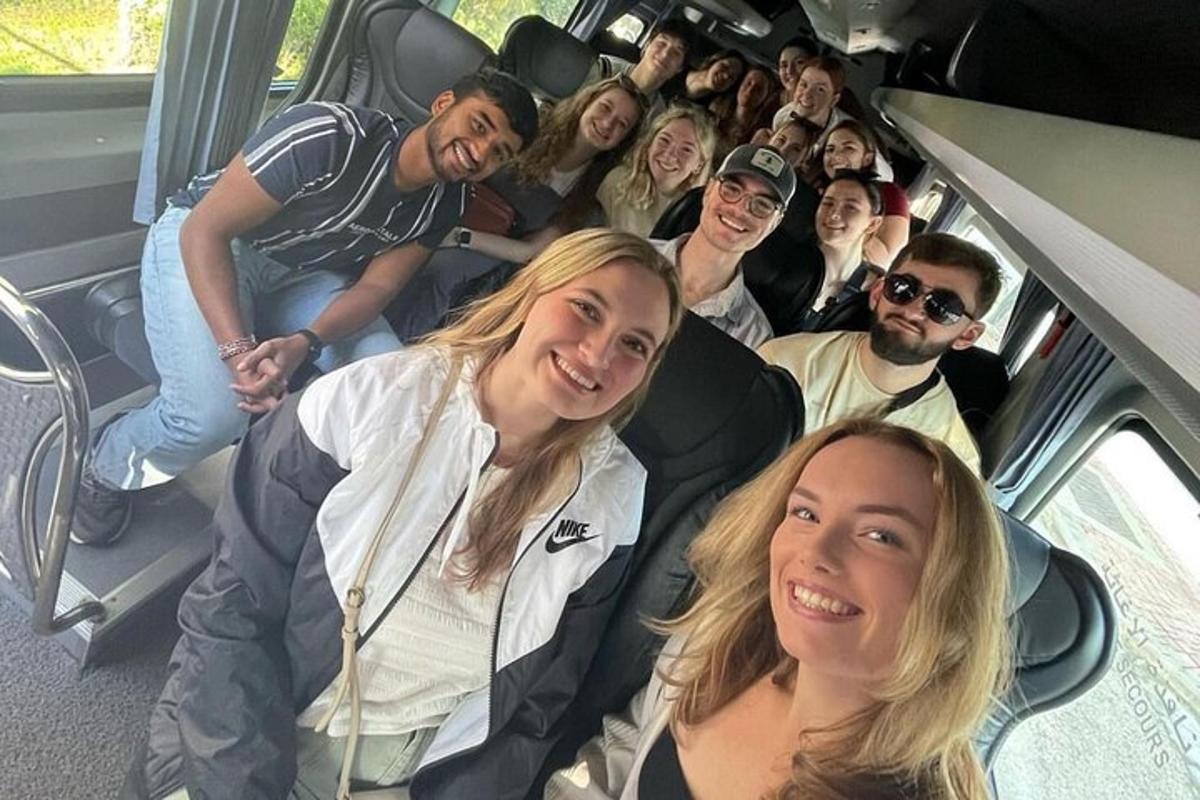 skupina lidí sedících v zadní části autobusu