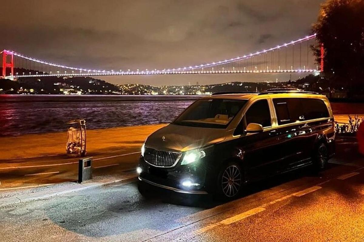 um carro estacionado em um estacionamento em frente a uma ponte