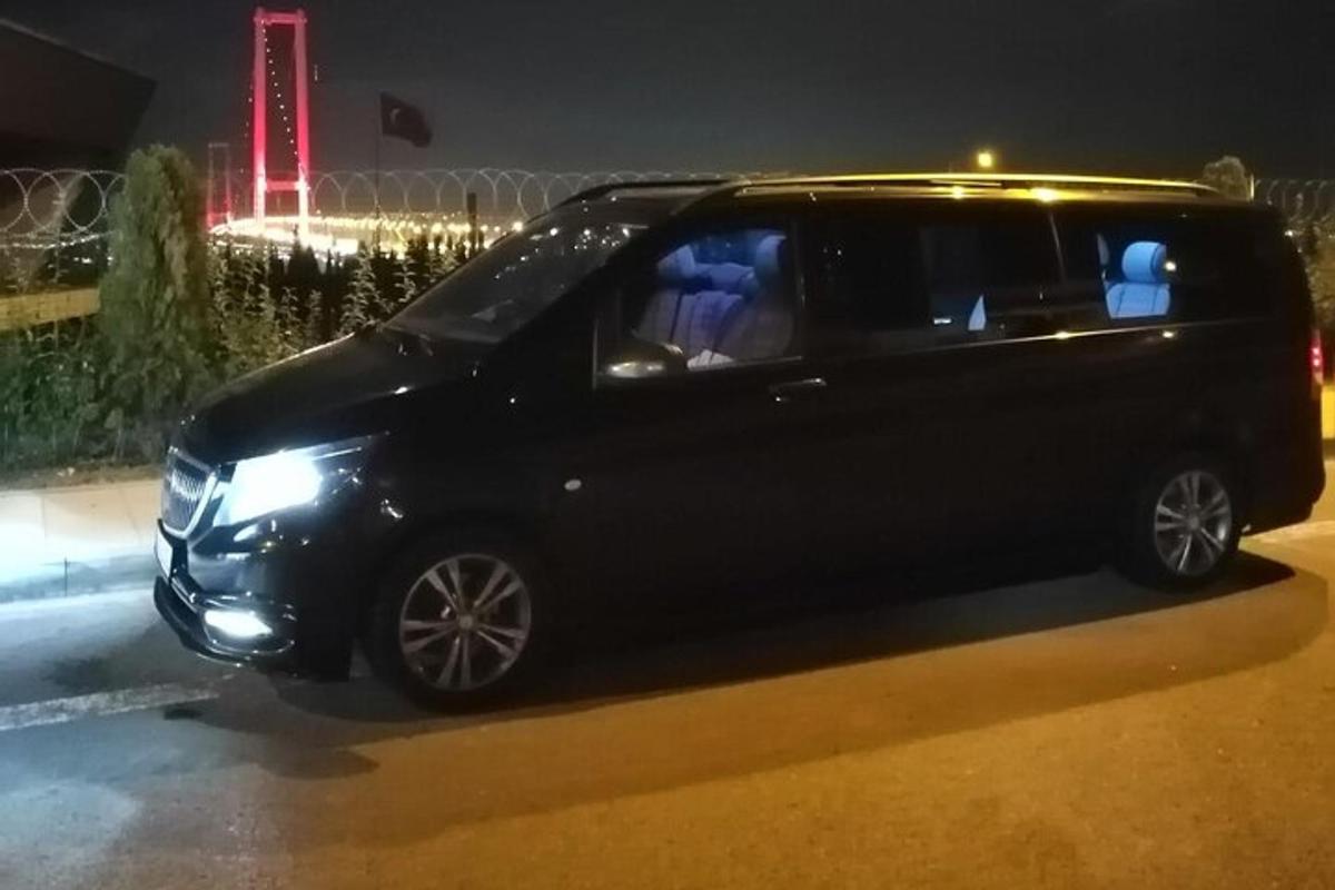 uma van preta estacionada em um estacionamento à noite