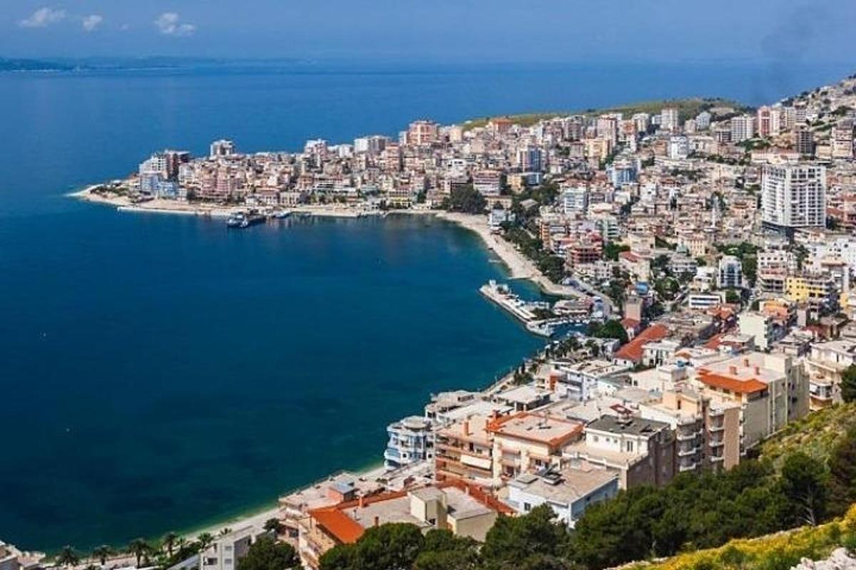 una vista aérea de una ciudad junto al agua