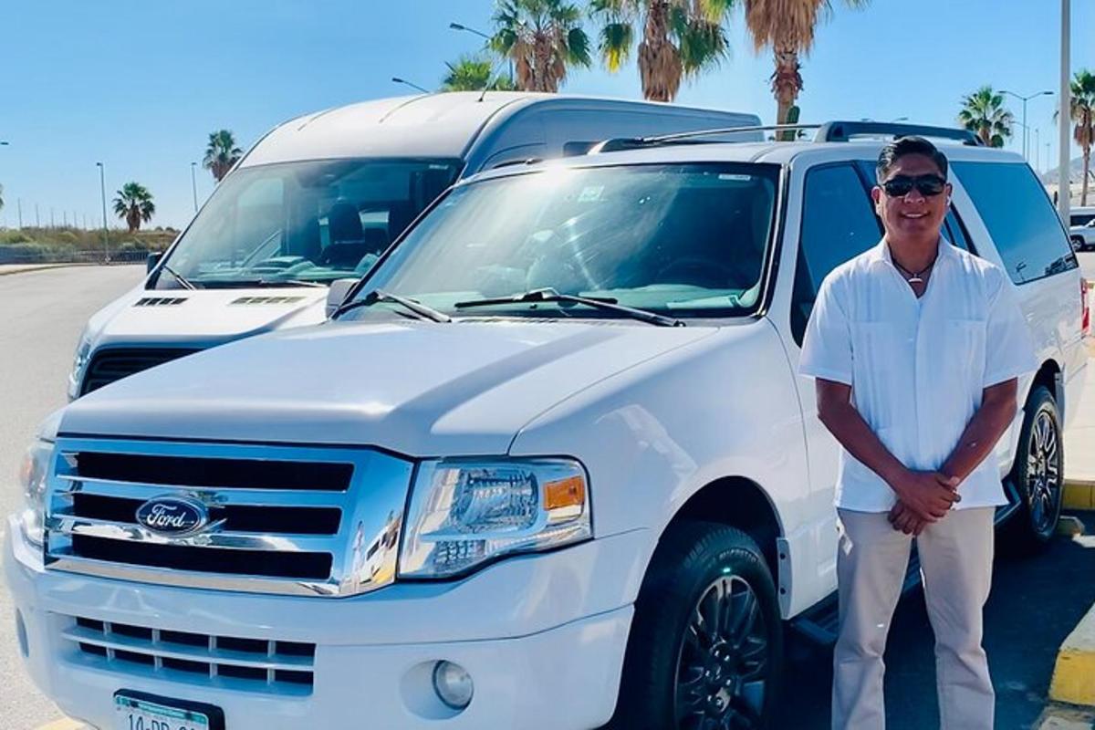 seorang pria berdiri di samping truk putih