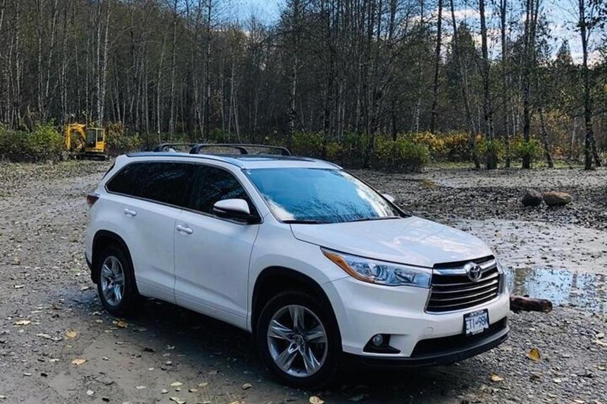 ένα λευκό SUV παρκαρισμένο σε έναν χωματόδρομο