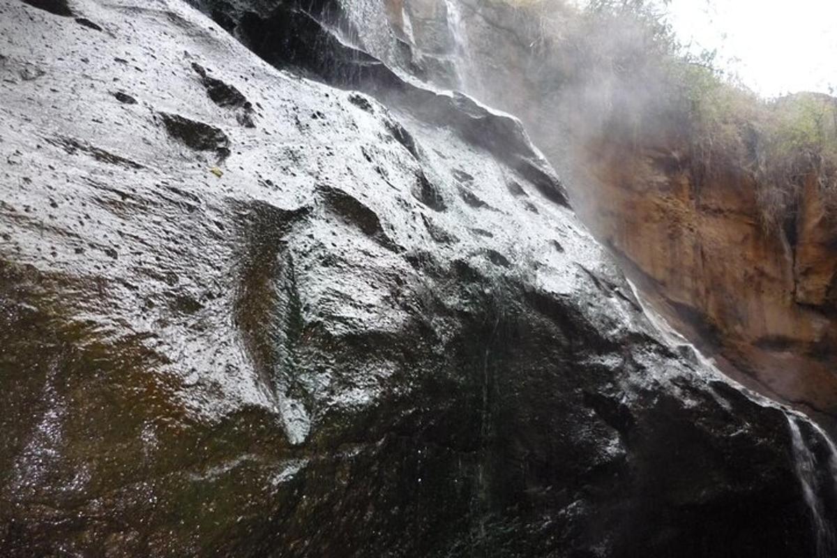 vista d'una cascada al vessant d'una muntanya