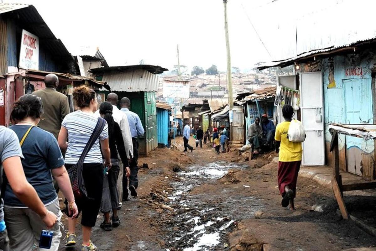 um grupo de pessoas caminhando por uma rua lamacenta