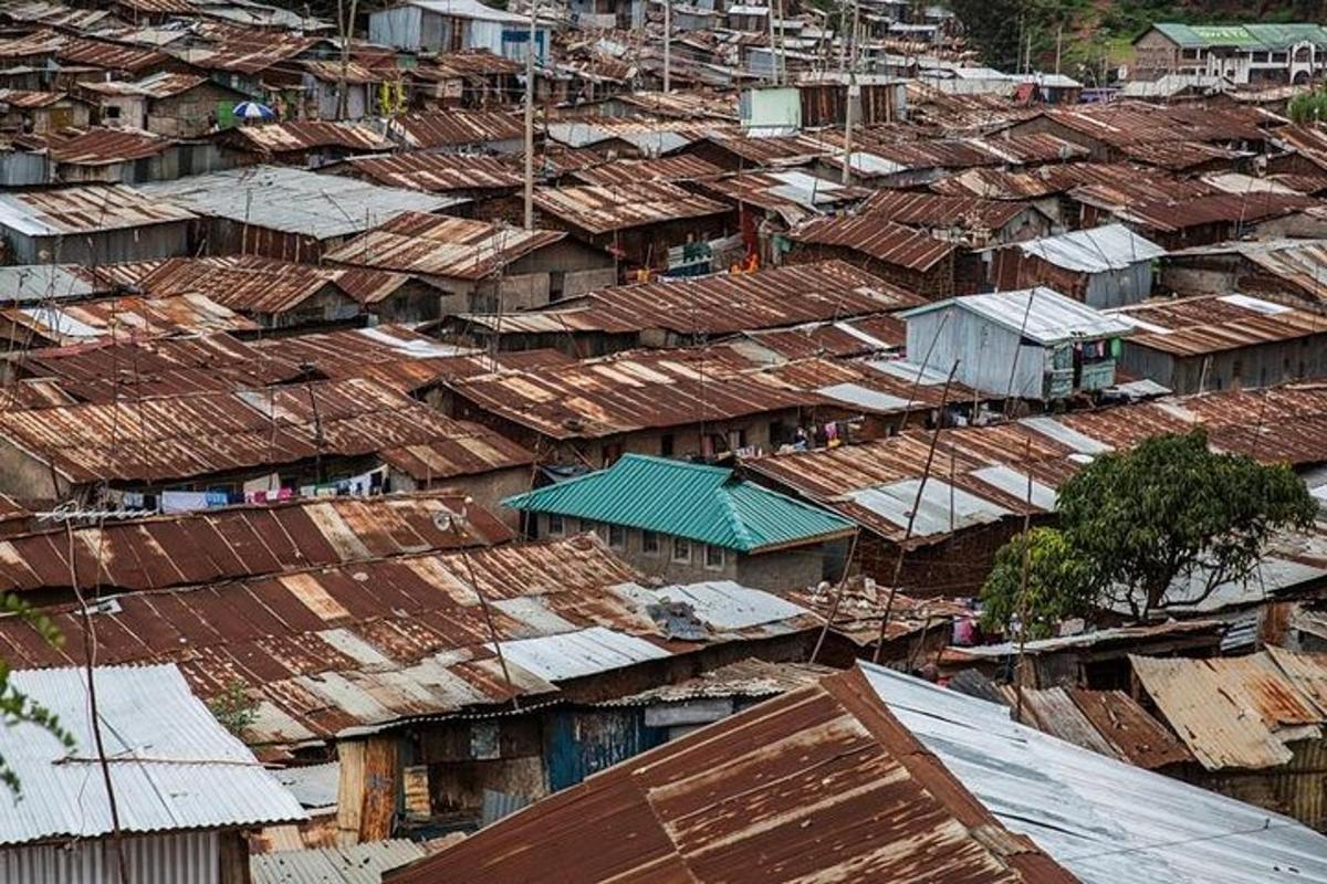 uma vista aérea de uma cidade com muitos telhados