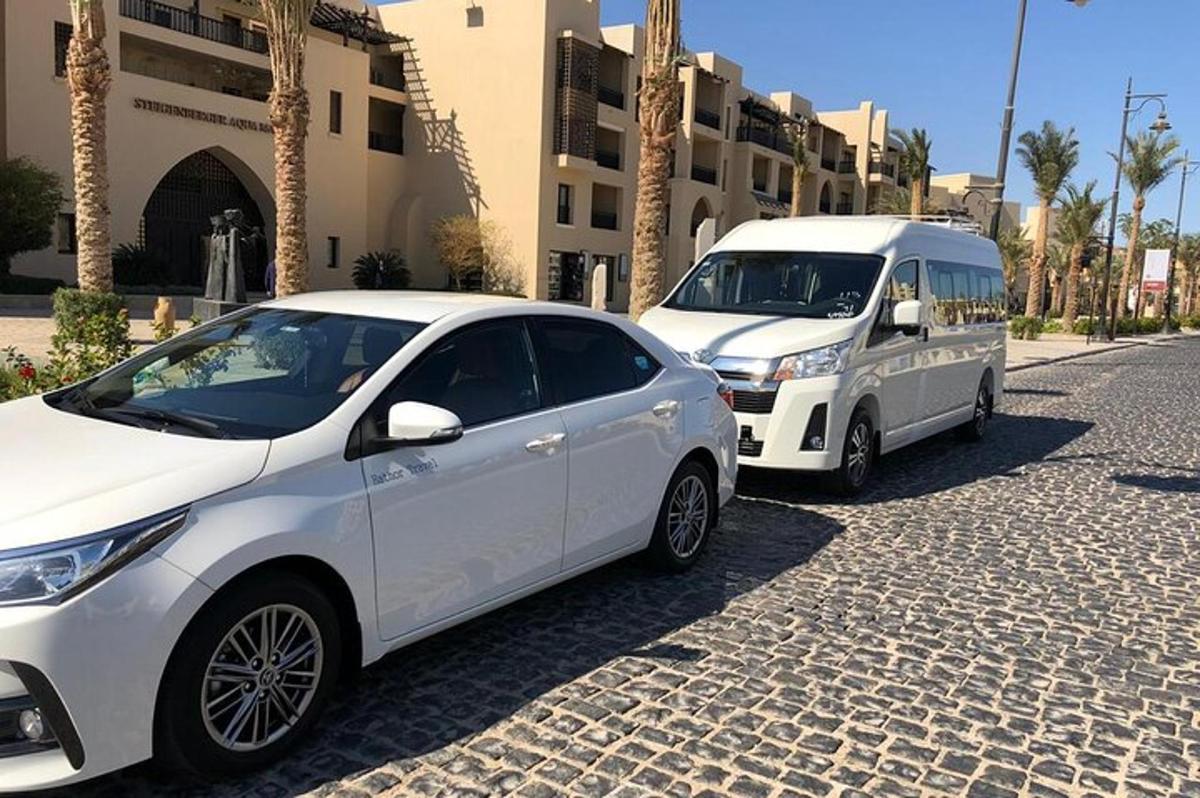 due auto bianche parcheggiate su una strada accanto a un edificio