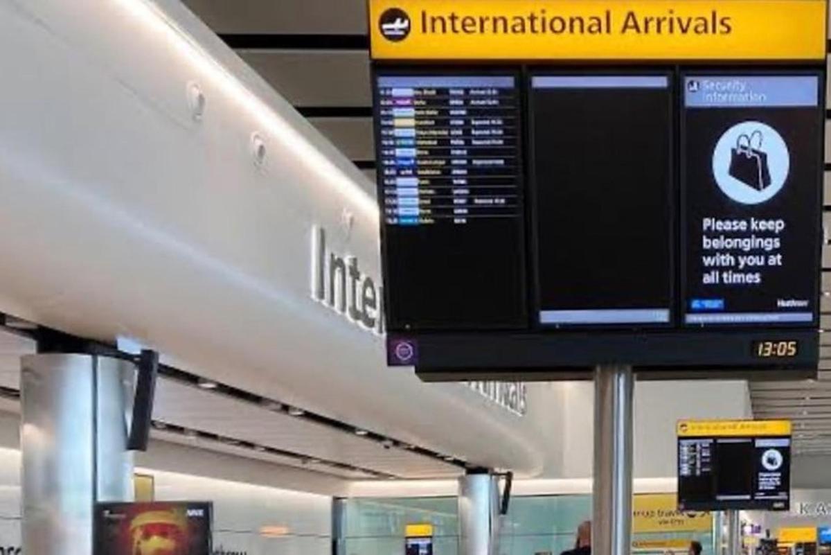 ένας τερματικός σταθμός αεροδρομίου με μια μεγάλη οθόνη σε ένα αεροδρόμιο