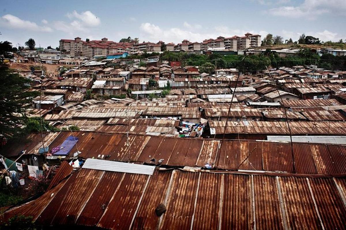uma vista aérea de uma cidade com muitos telhados