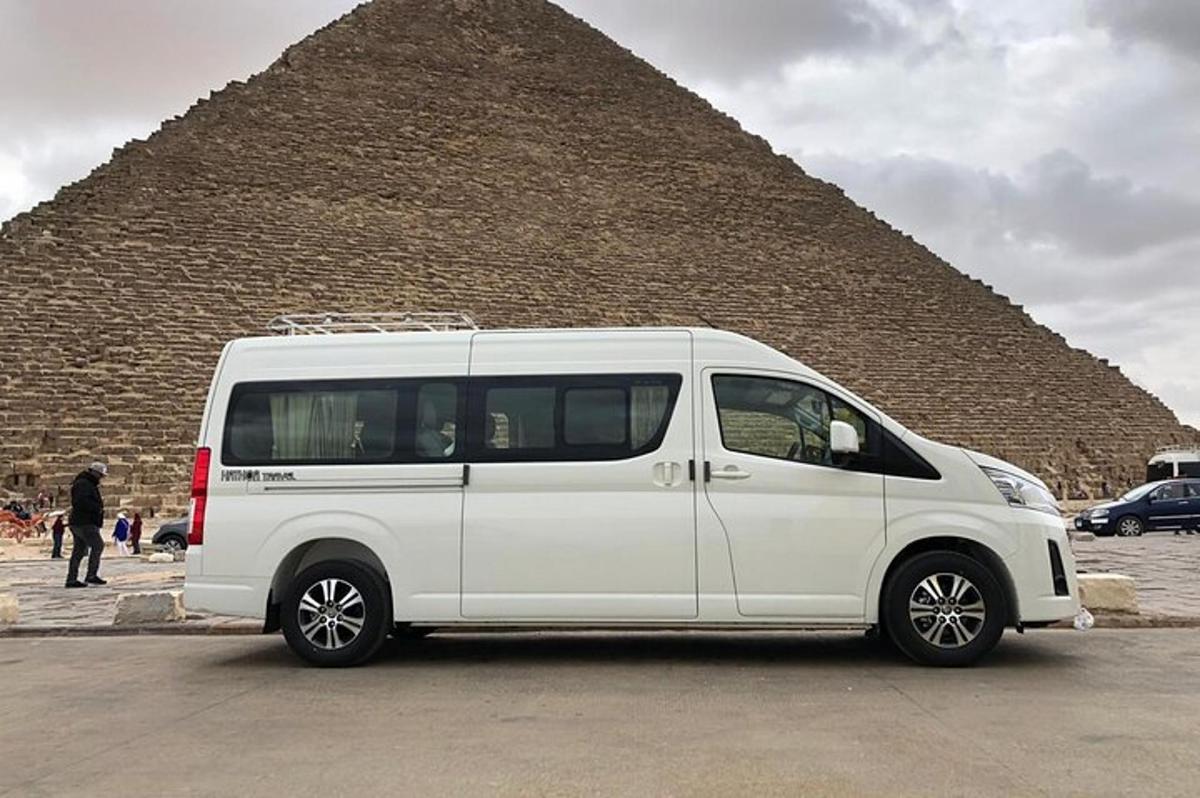un furgone bianco parcheggiato davanti a una piramide