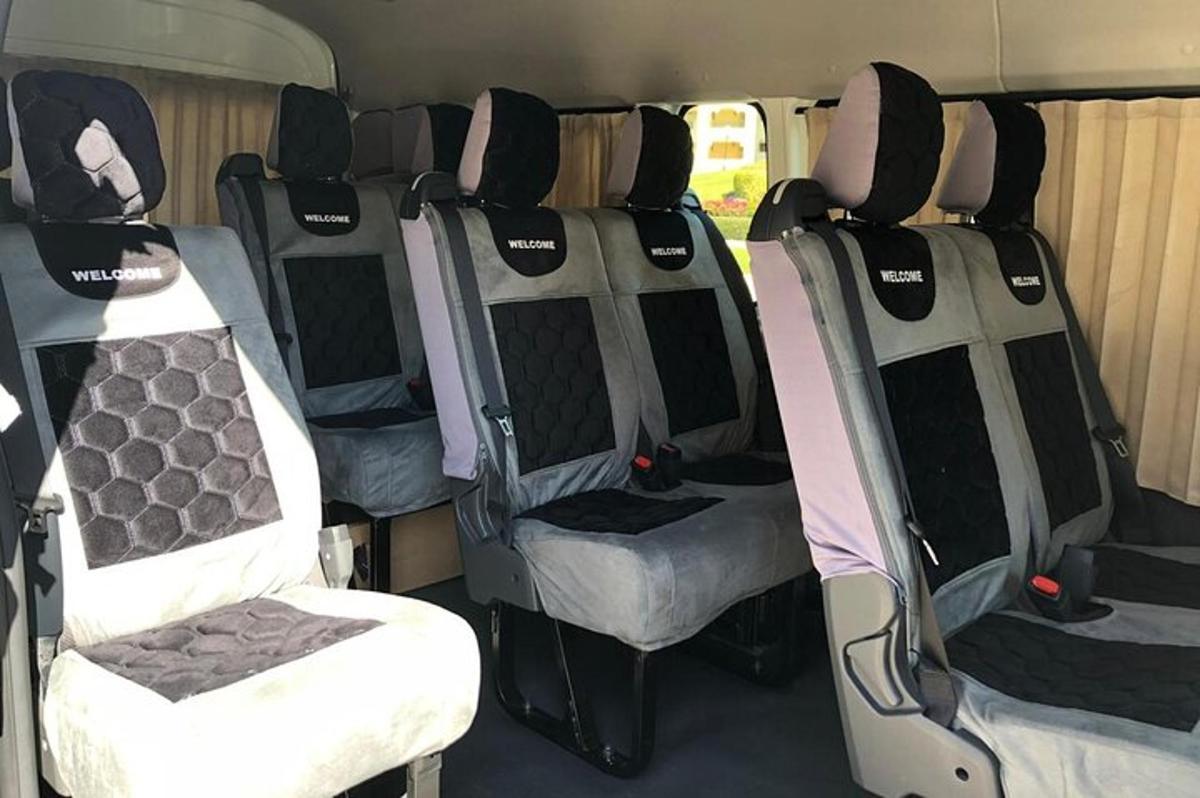 ein Van mit vier Sitzen im hinteren Teil