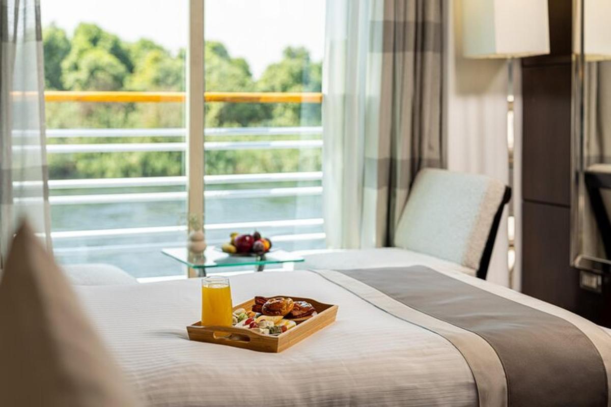 o cameră de hotel cu o tavă cu mâncare pe pat