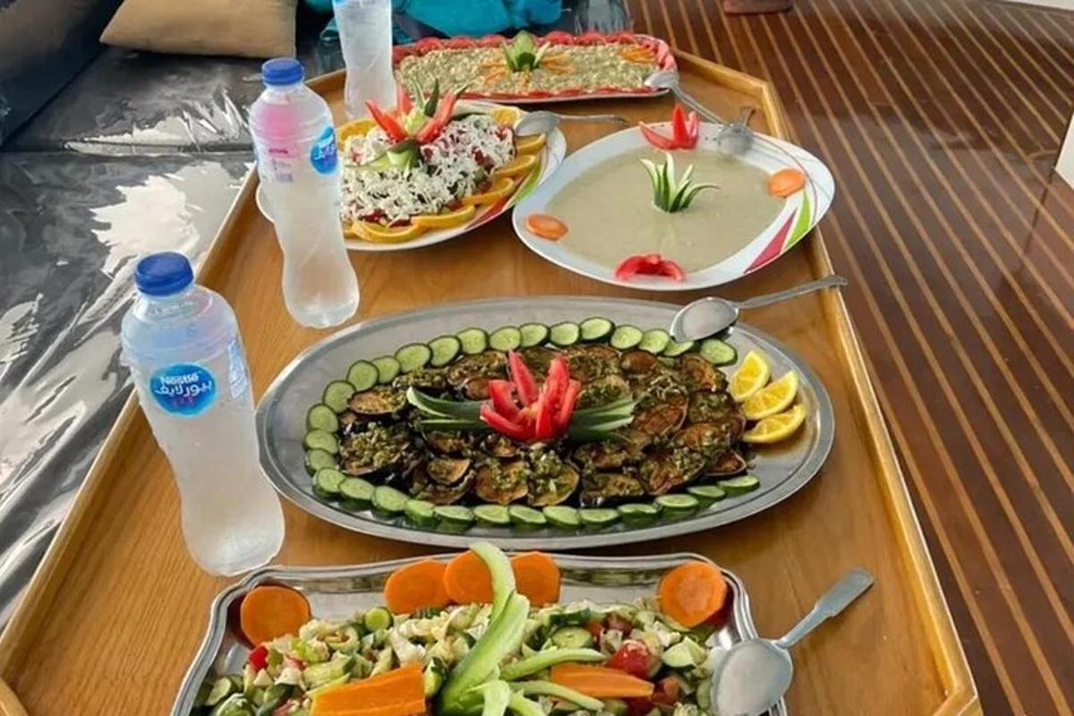 un tavolo sormontato da piatti di cibo e bevande