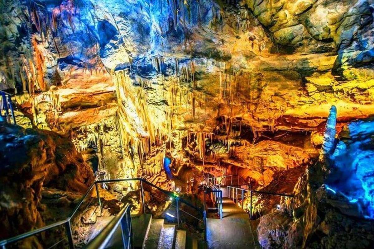 pemandangan gua dengan tangga di dalamnya