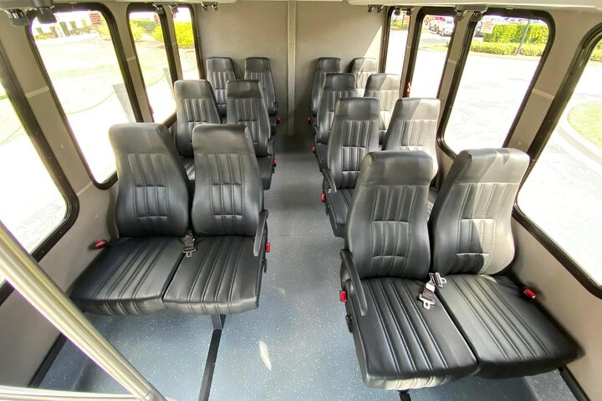 rivi tyhjiä istuimia bussissa