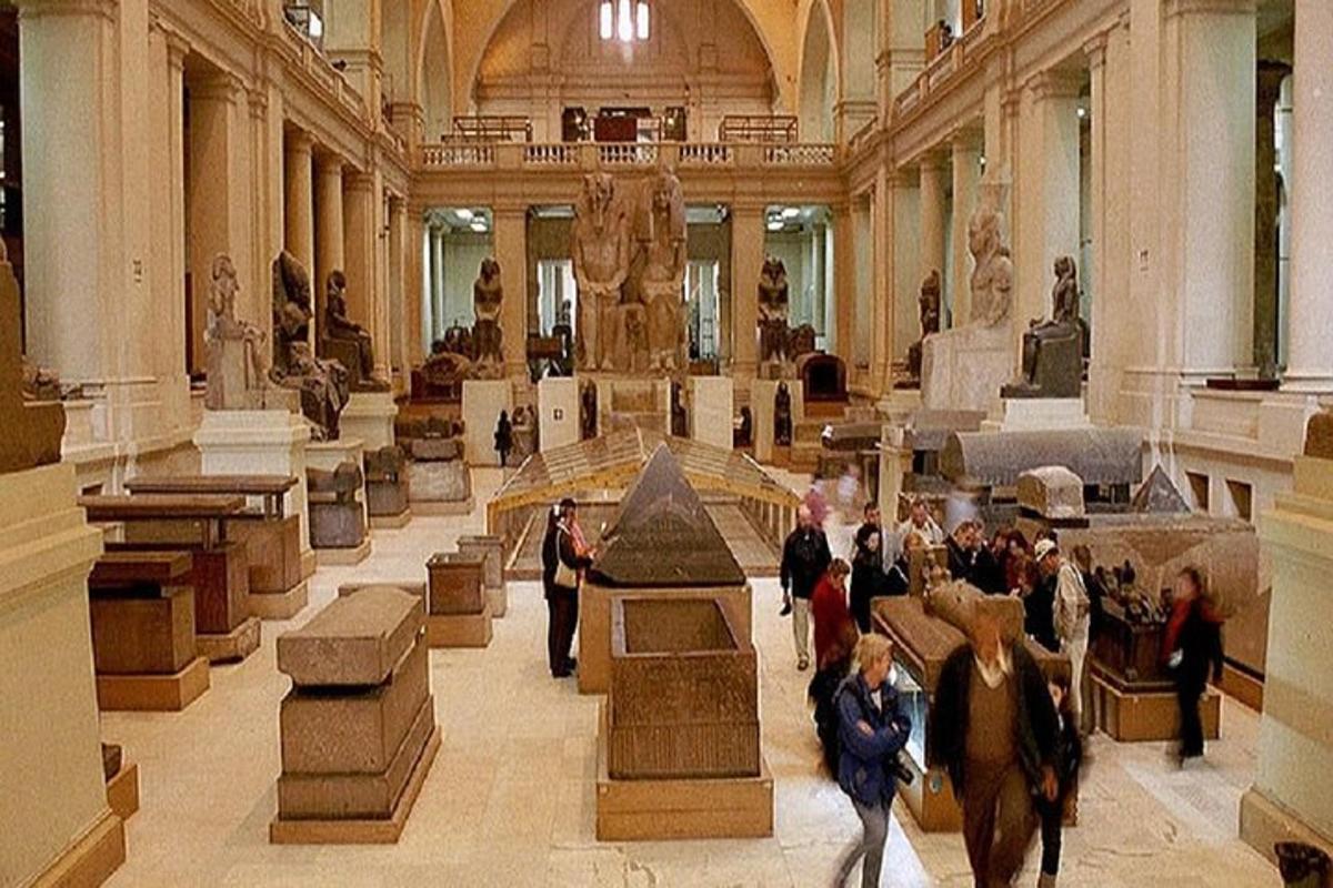 grupp inimesi, kes jalutavad muuseumis ringi esemetega
