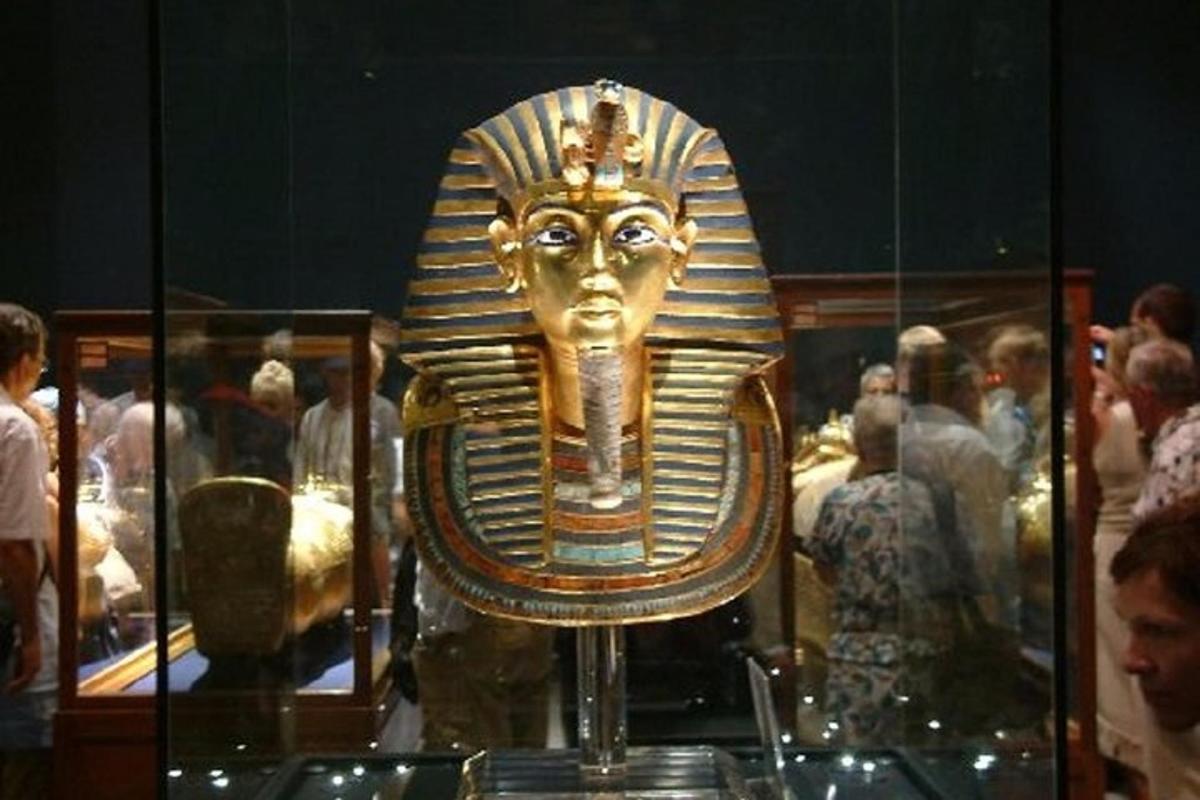 kuldne mask muuseumi vitriinis