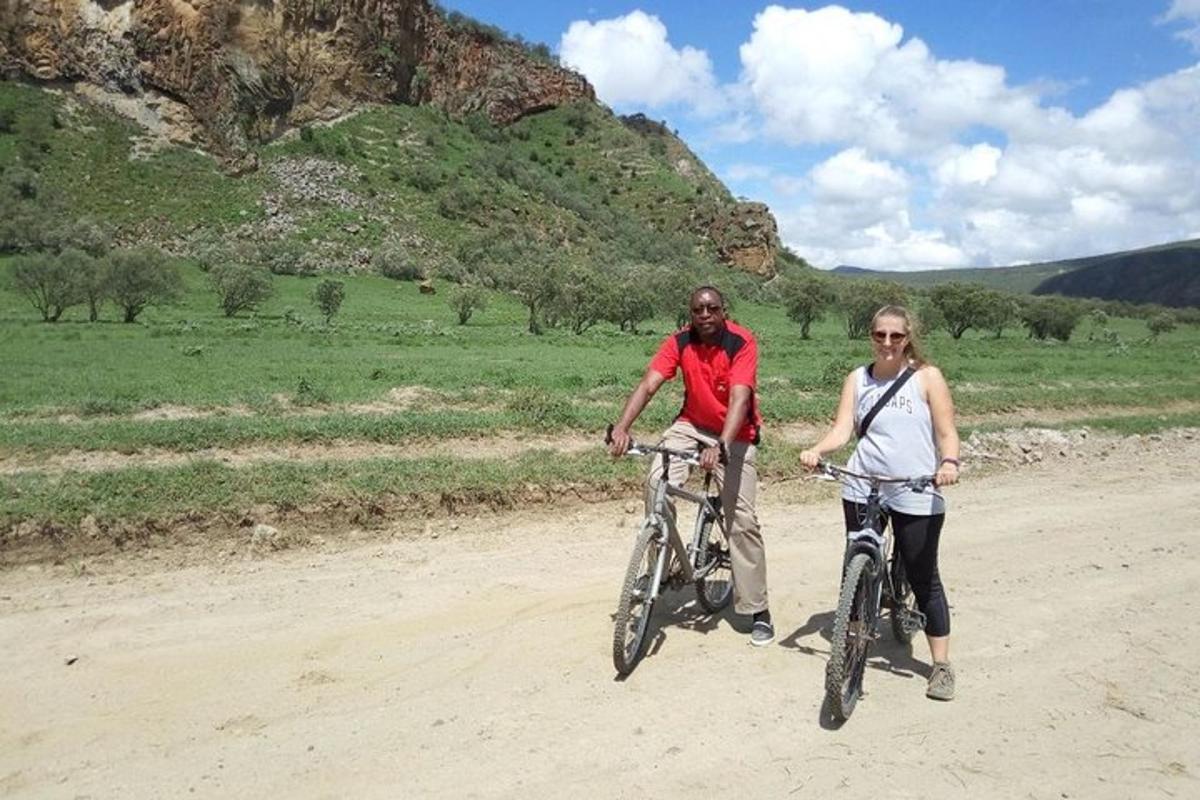 muž a žena jazdia na bicykloch po prašnej ceste