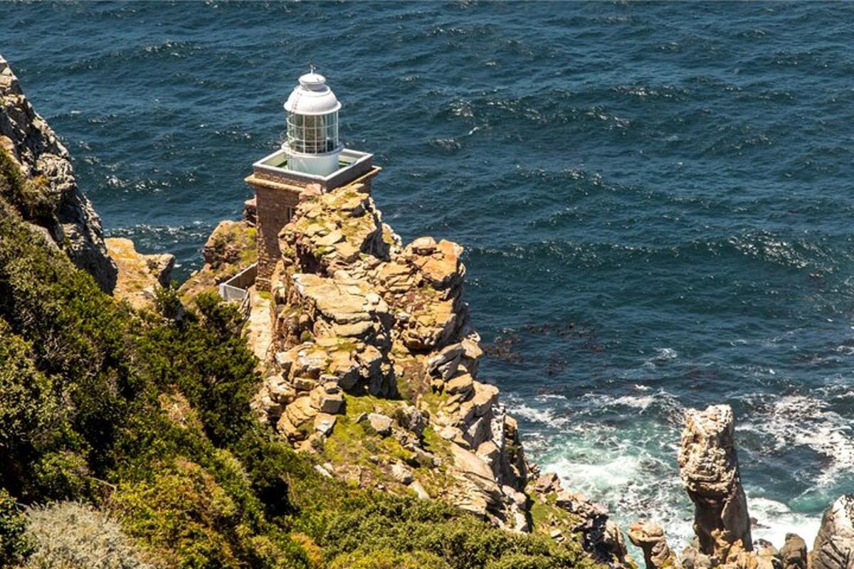 un faro su una scogliera vicino all'oceano
