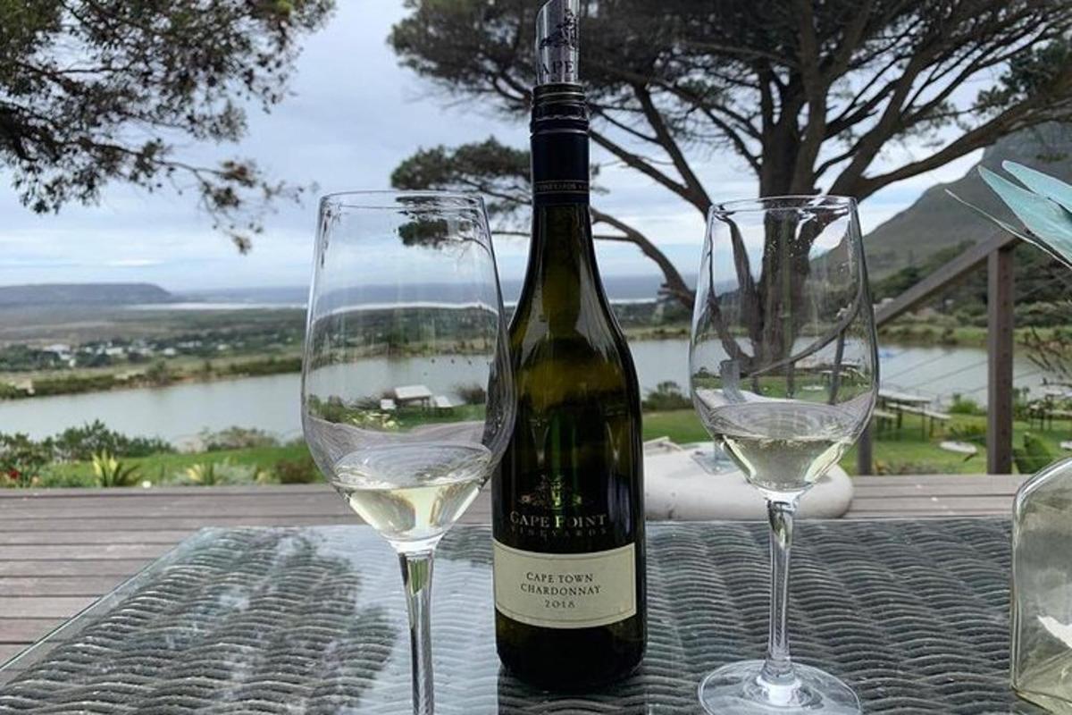 una bottiglia di vino e due bicchieri su un tavolo