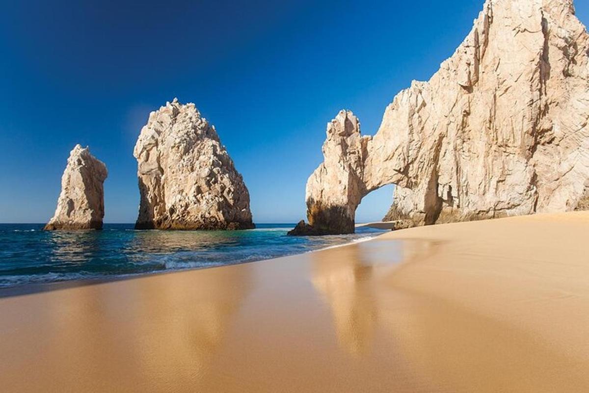 plaža s dvije velike stijene u vodi
