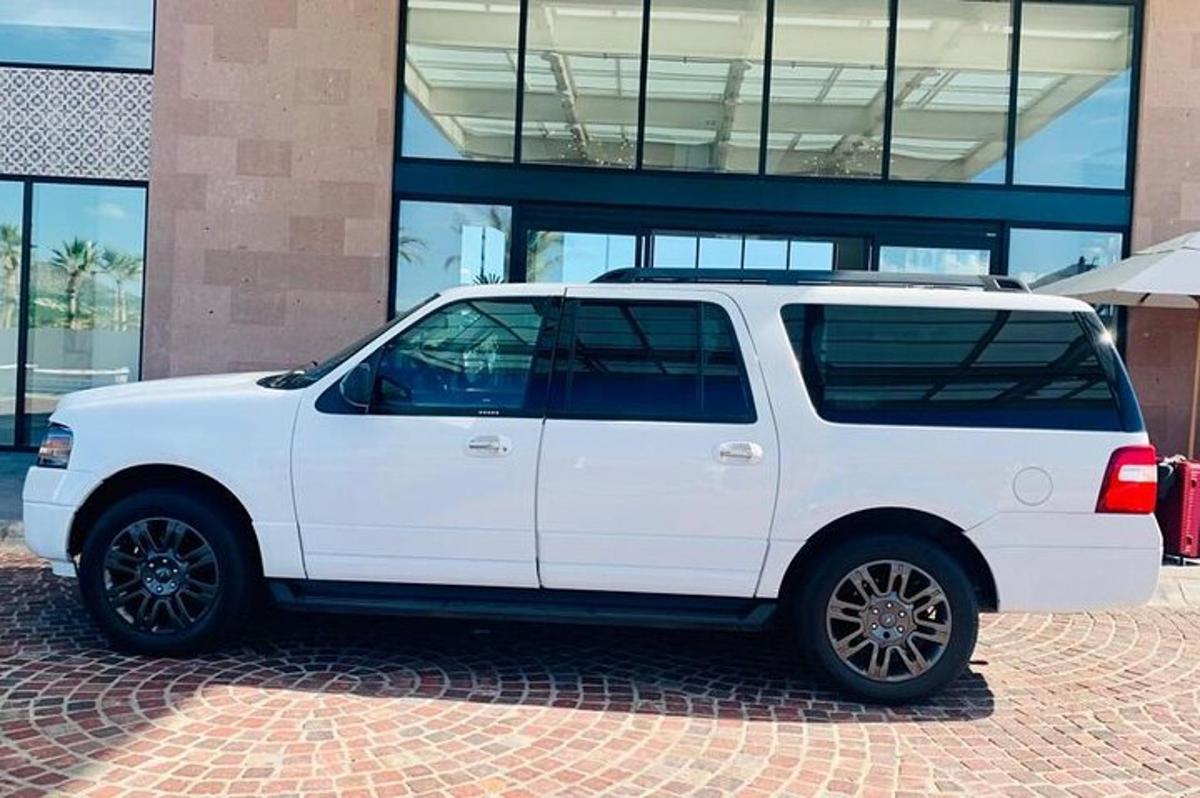 Una camioneta blanca estacionada frente a un edificio